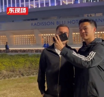  塞爾吉尼奧現(xiàn)身上海八萬人體育場，并與球迷親切打招呼合影
