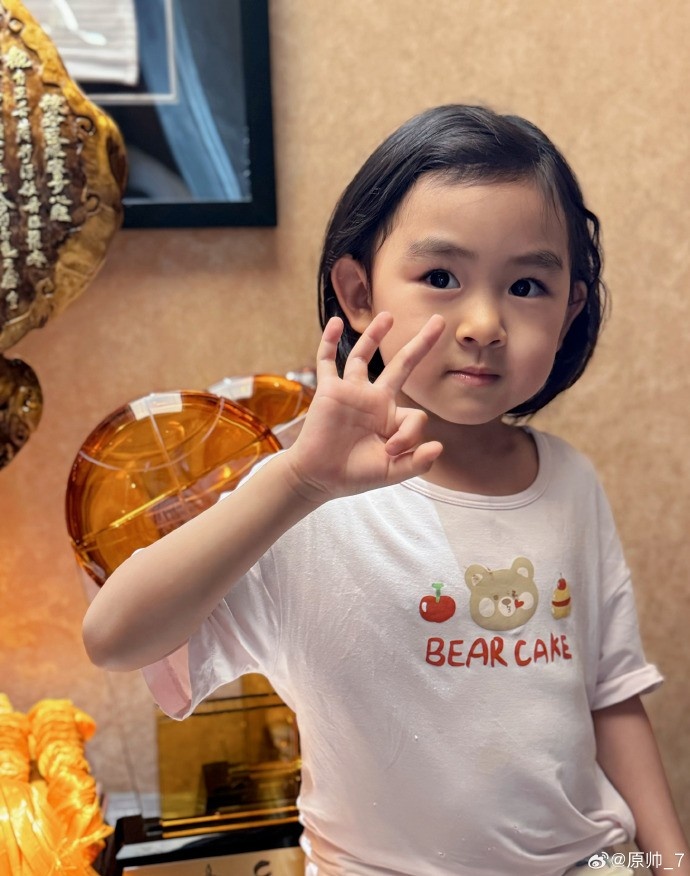  三分大賽三冠王！原帥曬三冠獎(jiǎng)杯：完成了女兒給安排的任務(wù)！